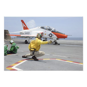 Foto Um atirador a bordo do porta-aviões
