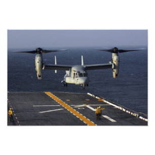 Foto Um avião do Osprey V-22 prepara-se para aterrar