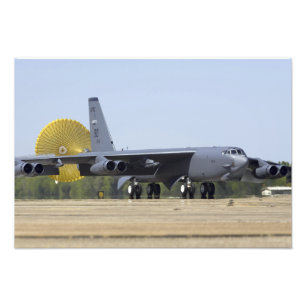 Foto Um B-52 Stratofortress distribui sua rampa de