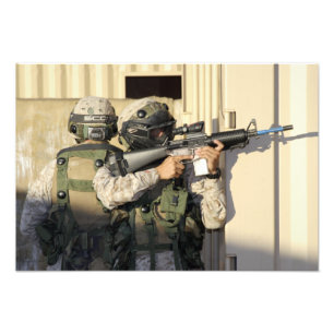 Foto Um escuteiro da infantaria aponta sua arma