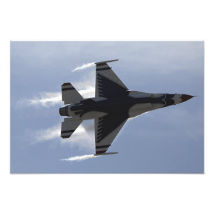 Foto Um Falcão de Combate F-16 puxa o G