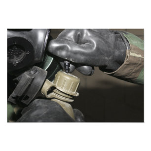 Foto Um fuzileiro insere um tubo de bebendo em seu cant