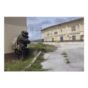 Foto Um fuzileiro naval posta a segurança