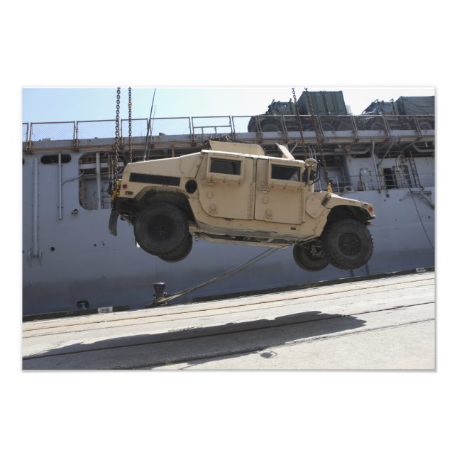 Foto Um guindaste levanta um Humvee M998 (Frente)