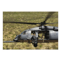 Um HH-60 Pave Hawk voa sobre o deserto
