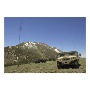 Foto Um Humvee é estacionado no local re-transmissor