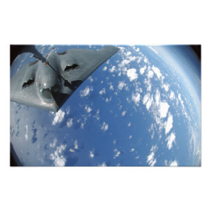 Foto Um KC-135 Stratotanker reabastece um Espírito B-2