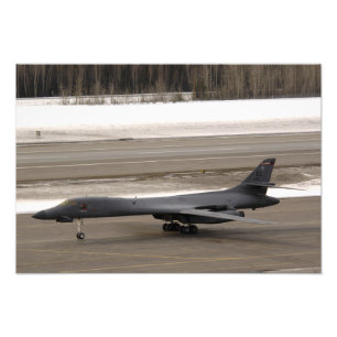 Foto Um lanceiro de B-1B executa um toque - e - vai