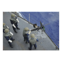 Um marinheiro dos EUA dispara um M2HB de 50 calibr
