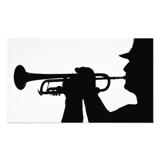 Foto Um membro do serviço toca uma melodia (Frente)