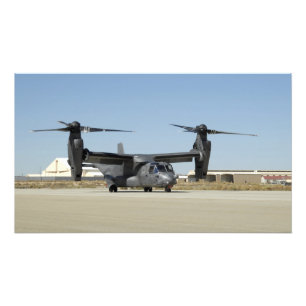 Foto Um Osprey CV-22 prepara-se para a decolagem