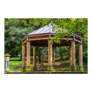 Foto Um pavilhão velho em um parque