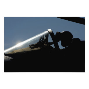 Foto Um piloto prepara-se para a decolagem