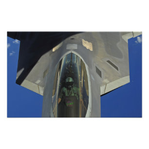 Foto Um raptor F-22 recebe o combustível de um KC-135