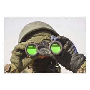 Foto Um soldado afegão faz a varredura do horizonte