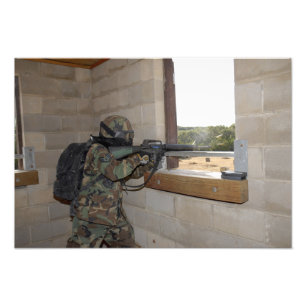 Foto Um soldado atua como força de oposição