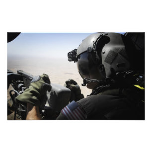 Foto Um soldado fornece a segurança