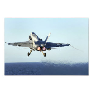 Foto Um zangão de F/A-18C lança-se da plataforma de v