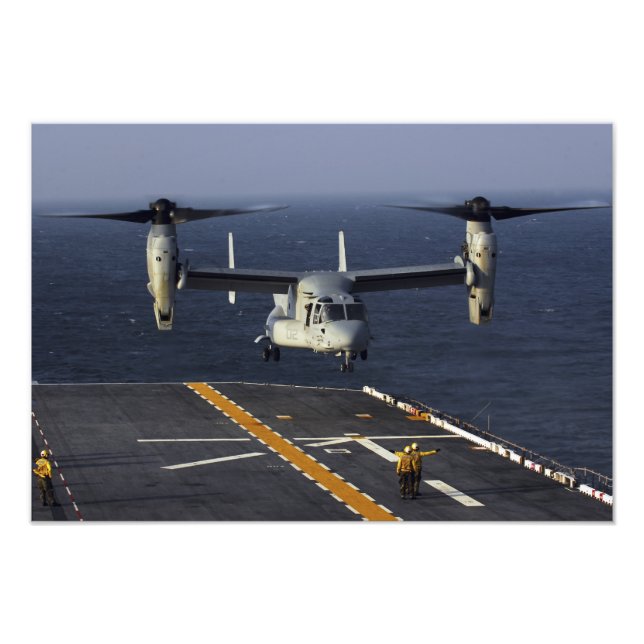 Foto Uma aeronave V-22 Osprey prepara-se para aterrar (Frente)
