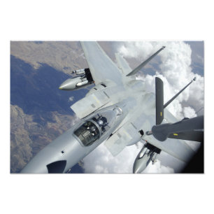 Foto Uma águia F-15 se afasta de um KC-135