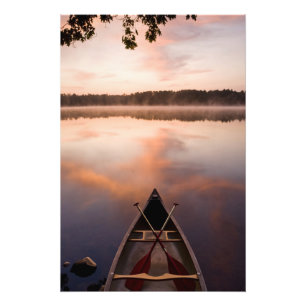 Foto Uma canoa repousa na margem do lago Pawtuckaway