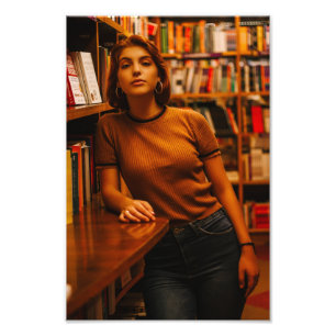 Foto Uma garota bonita na biblioteca