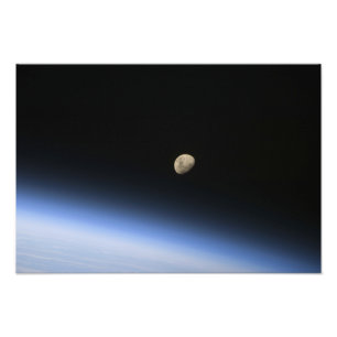 Foto Uma lua gibbous visível acima da atmosfera de