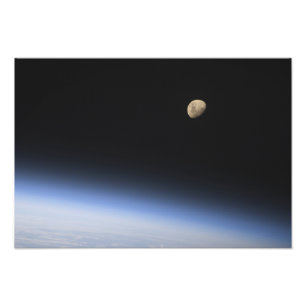 Foto Uma lua gibbous visível acima da atmosfera de