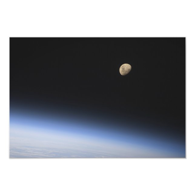 Foto Uma lua gigante visível sobre a atmosfera da Terra (Frente)