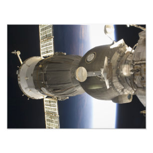 Foto Uma nave espacial Soyuz recuada pela Terra