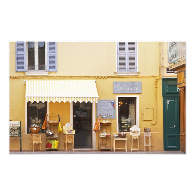 Foto Uma rua de mercado na velha cidade com um compro (Frente)