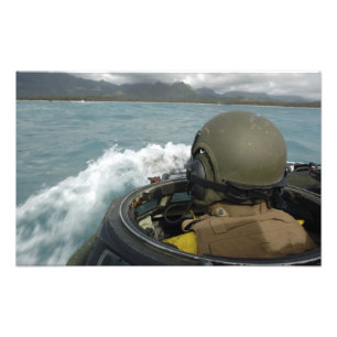 Foto US Marine dirigindo um veículo anfíbio de agressão