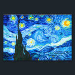 Foto Van Gogh Starry Night<br><div class="desc">Foto Impressão com a pintura a óleo de Vincent van Gogh The Starry Night (1889). Inspirada pela sua estadia num asilo,  a arte representa uma aldeia debaixo de um céu noturno de lua azul e amarela e estrelas. Um presente de excelente para fãs do Poste-impressionismo e da arte holandesa.</div>