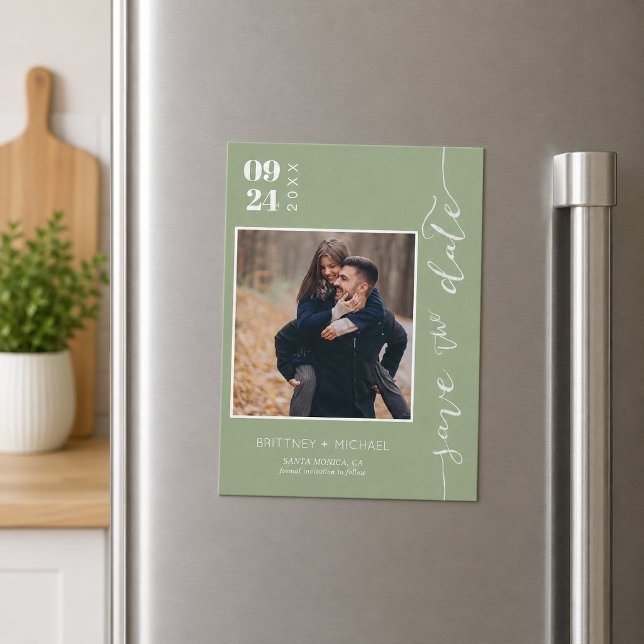 Foto Verde Sage Salvar a Data (Elegant sage green photo save the date magnet featuring modern typography )