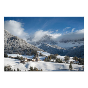 Foto Vila pequena com as montanhas das dolomites na