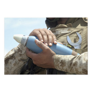 Foto Vista aproximada de um soldado que está a carregar