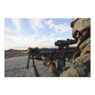 Foto Vistas de um soldado dentro a atear fogo em um