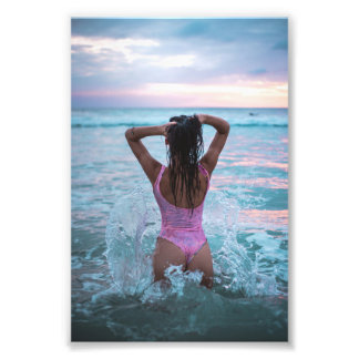 Foto Woman Playing In Ocean Waves