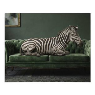 Foto Zebra Elegante em Sofá de Veludo Verde