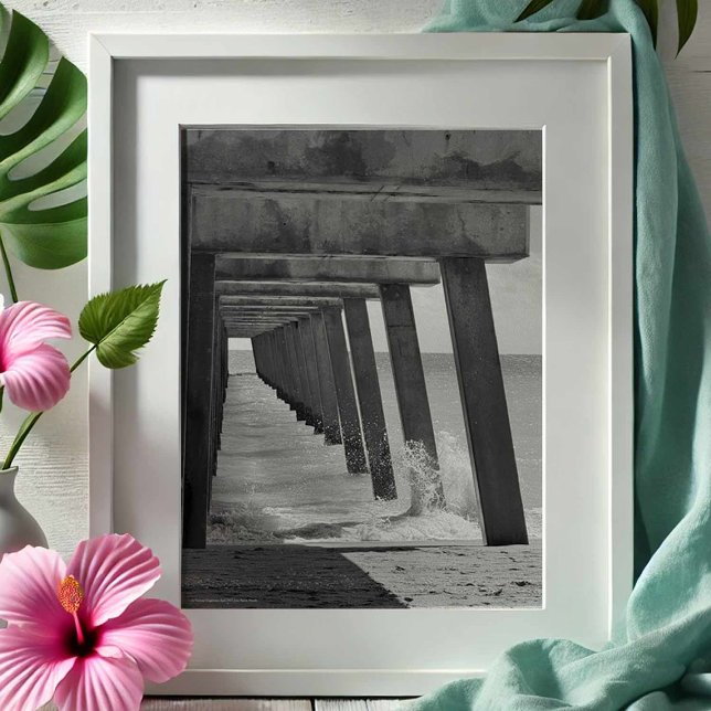 Fotografia Preta e Branca de Juno Beach Pier (Juno Beach, Florida pier black and white photography by Victoria Grigaliunas of Do Tell A Belle)