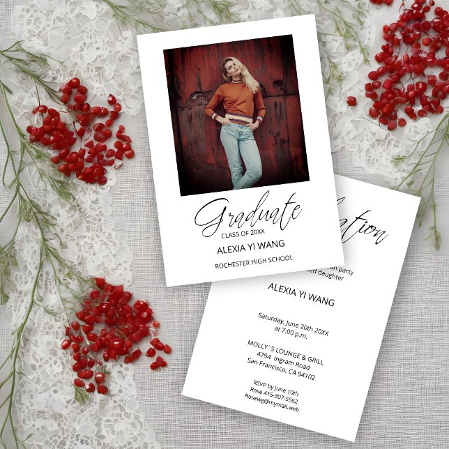Fotos de Formatura Caprichosa Caligrafia Moderna G (Photo Graduate Whimsical Modern Calligraphy Graduate Invitation Card.)