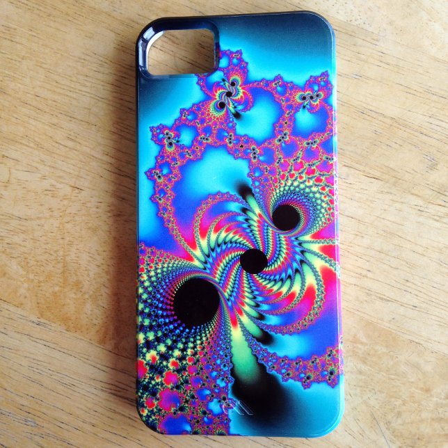 Fractal de cor neon de três furos pretos (Rainbow fractal art case for one of my old phones. It sure was colorful!)