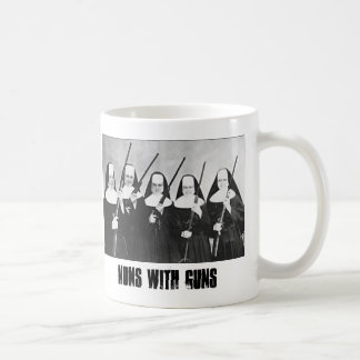Freiras com a caneca de café das armas