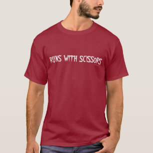 Funcionamentos com t-shirt das tesouras