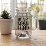 Fundo Honeymoon | DIY Wedding Mason Jar<br><div class="desc">Adicione suas iniciais e data de casamento a este vidro de Mason de Vidro do Fundo de Honeymoon. Você tem a opção de ter um tamanho maior se espera que seu fundo de mel seja maior. Parabéns no seu casamento e tenha uma lua de mel excelente!</div>