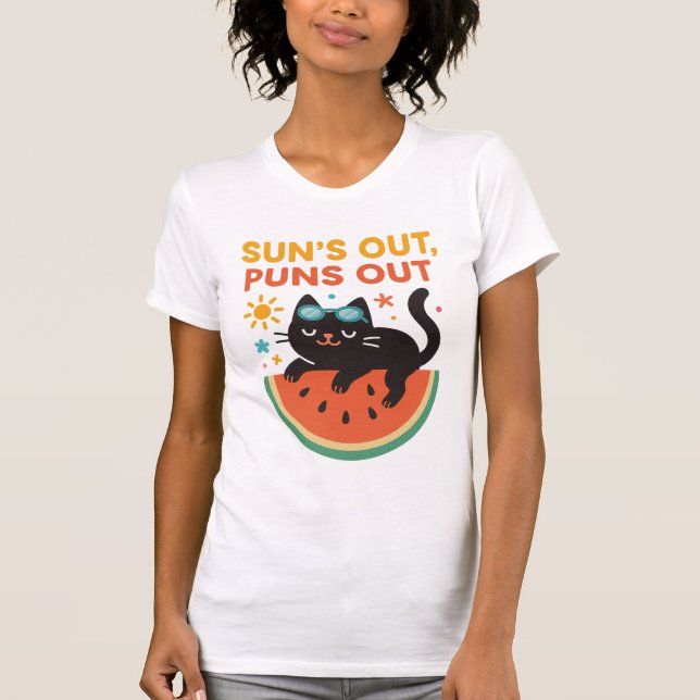 Funny Summer Cat T-Shirt – "Sun’s Out, Puns Out"  (Frente)
