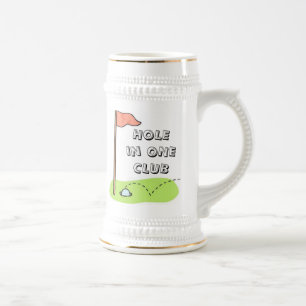 Furo do golfe em uma caneca de cerveja