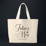 Futura Sra. Bolsa de mão para casamento com nome p<br><div class="desc">Bolsa de mão para casamento Futura Sra. com nome personalizado - A bolsa de mão personalizada apresenta tipografia moderna e é personalizada com seu sobrenome futuro. A fonte é acentuada com um anel de noivado. Mostrado em preto e branco.</div>