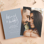 Futuro do Orçamento Sra. Dusty Blue Brunch e Foto<br><div class="desc">Este chá de panela apresenta caligrafia chic, tipografia moderna e uma foto personalizada. Escolhemos esta combinação moderna de azul empoeirado e branco como uma das nossas cores de casamento favoritas! Um esquema de cores leve e pacífico, perfeito para chás primavera. No topo do cartão, "brunch bubble" é manuscrito à mão...</div>