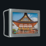Gai-Haiden, santuário de Fushimi Inari-Taisha, Kyo<br><div class="desc">Gai-Haiden (corredor do culto exterior de muros abertos) com um telhado de quadril e cintilação coberto por um latido ciprestes que foi designado como uma propriedade cultural importante. As lanternas de ferro penduradas nas ondas retratam os doze sinais do zodíaco. O Gai-Haiden foi construído pela primeira vez em 1589, e...</div>